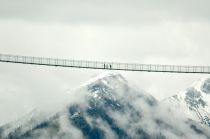 Ebenso, wenn Du Enge nicht magst, es tummeln sich einige Menschen auf der Brücke. Bis zu 500 Besucher sind gleichzeitig zugelassen. • © highline179